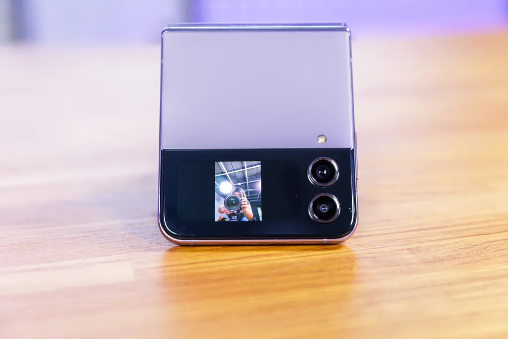 Preview vertical da mini tela do Galaxy Z Flip 4 (Imagem: Ivo/Canaltech)