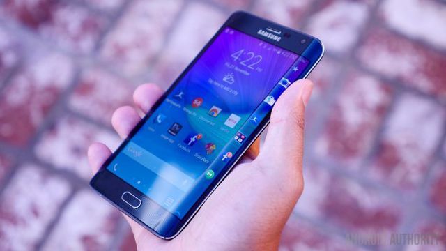 Galaxy S6 Edge: Samsung divulga vídeo mostrando que smartphone não entorta