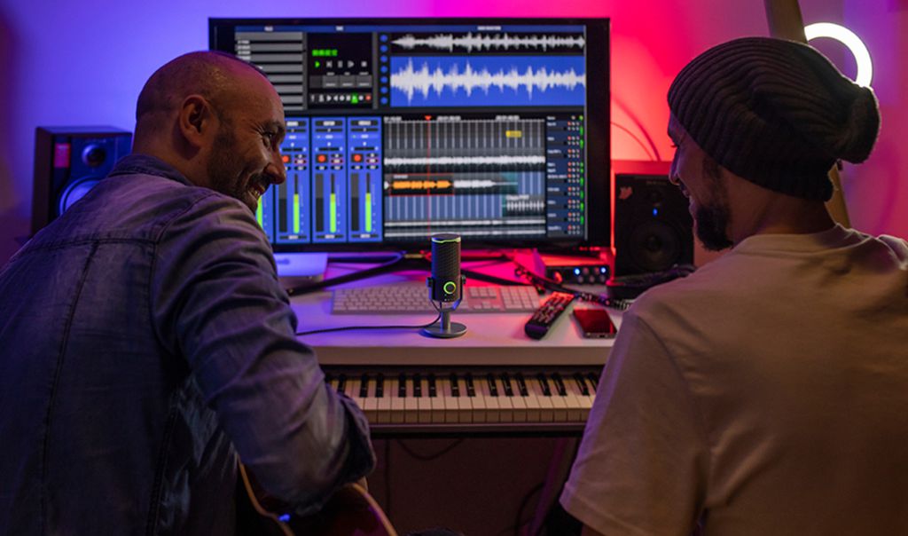 JBL apresenta microfone Quantum Stream Studio para captação de áudio com qualidade profissional para streaming, gravações e games (Imagem: Reprodução/JBL)