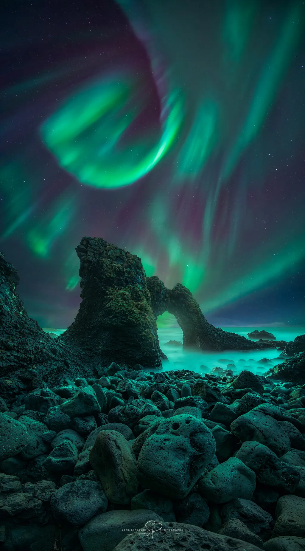 Aurora boreal iluminando o céu de Gatklettur (Imagem: Reprodução/ Stefano Pellegrini)
