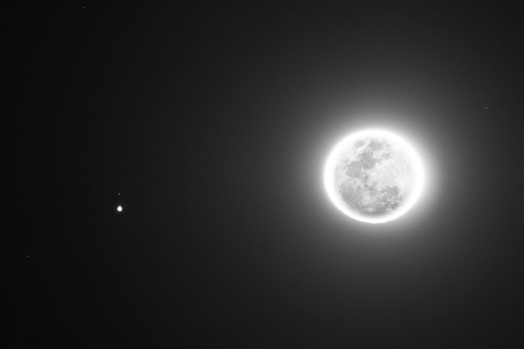  Júpiter e suas luas parecendo estar ao lado da nossa Lua (Foto: Reprodução/Krishna Nunes)