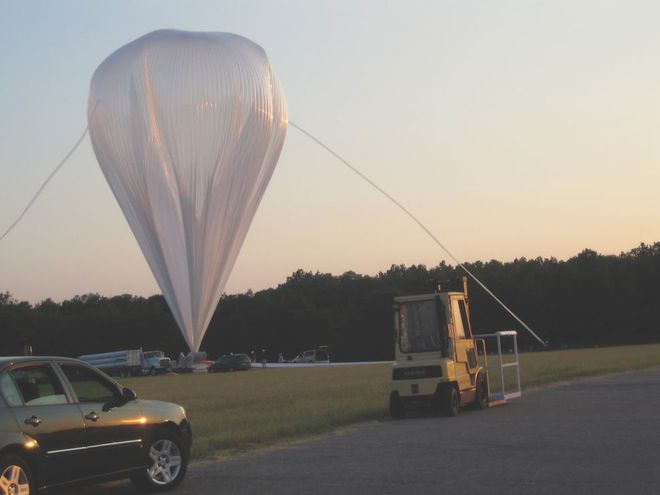 Balão do instrumento ARCADE inflado para lançamento (Imagem: NASA)