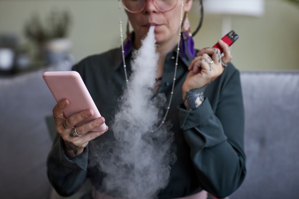 De acordo com o Inca, o cigarro eletrônico atrai pela curiosidade e acaba tornando as pessoas viciadas em nicotina, o contrário do que diziam as propagandas sobre o produto (Imagem: seventyfourimages/envato)