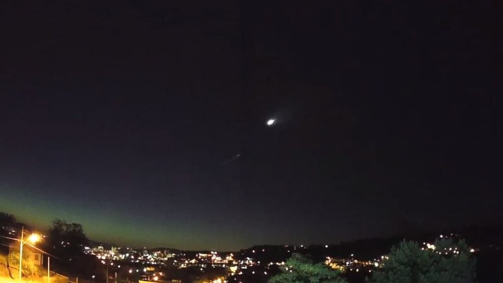 O vídeo de uma enorme Lua cruzando o céu é uma criação feita em