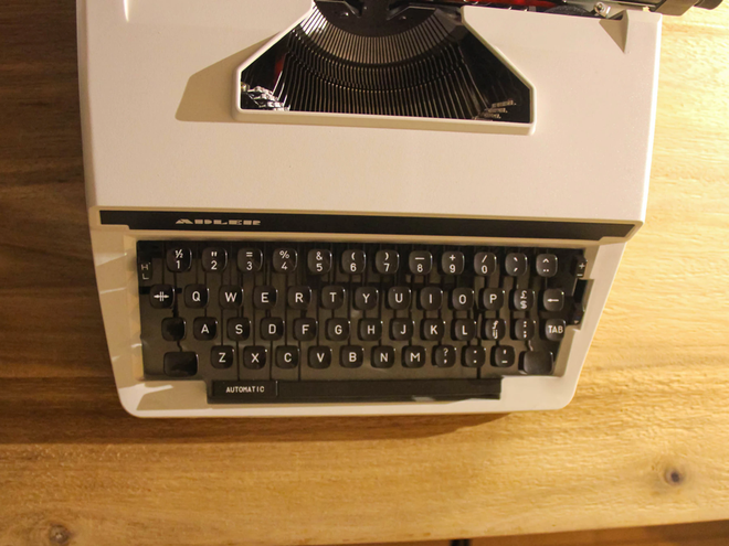 Exemplo de tecla tabuladora em máquina de escrever, ao lado da letra "Q" (Imagem: Denise Jans/Unsplash)