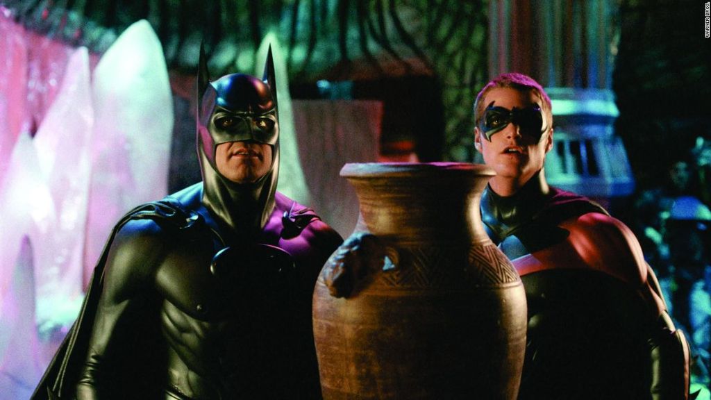 Os mamilos do uniforme já se tornaram uma lenda das adaptações de herói (Imagem: Reprodução/Warner Bros.)