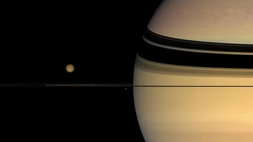 Lua Titã está se afastando de Saturno cem vezes mais depressa que o esperado