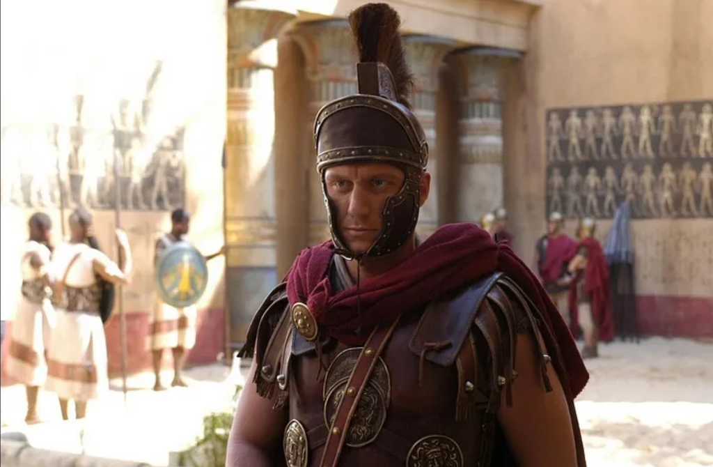 A armadura de couro e elmo de couro usados por Lucius Vorenus em Roma nunca existiram na realidade (Imagem: HBO/Divulgação)