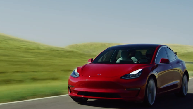 O Tesla Model 3: sedã mais barato da montadora americana de carros elétricos teria "tomado atalhos" em fase de produção a fim de cumprir metas rigorosas de entrega; a Tesla nega