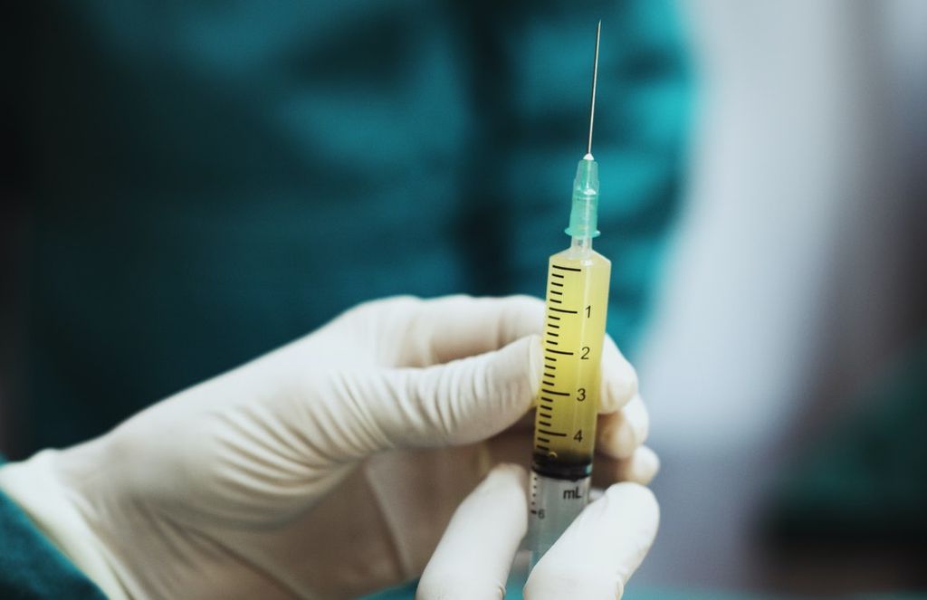 Óbito de voluntário envolvido com os testes da vacina CoronaVac não tem relação com o imunizante, defende Butantan (Imagem: Reprodução/ Ake/ Rawpixel)