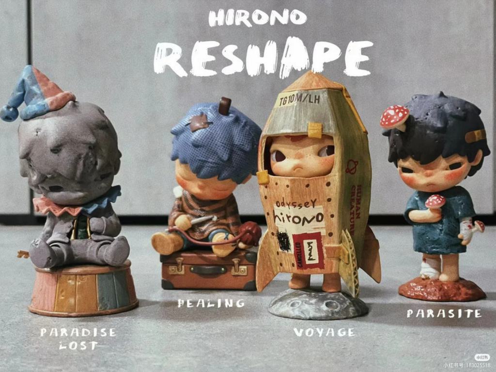 Hirono é um garotinho mal-humorado, mas que deixa emoções positivas transparecerem de vez em quando (Imagem: Pop Mart/Divulgação)