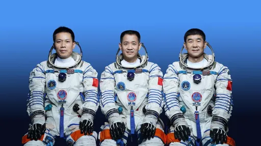 China lança três astronautas para sua nova estação espacial nesta quarta (16)
