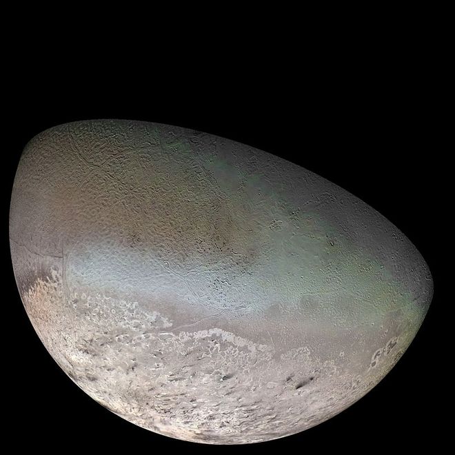 Fotografia que a sonda Voyager 2 tirou de Tritão na década de 1980 (Foto: NASA)