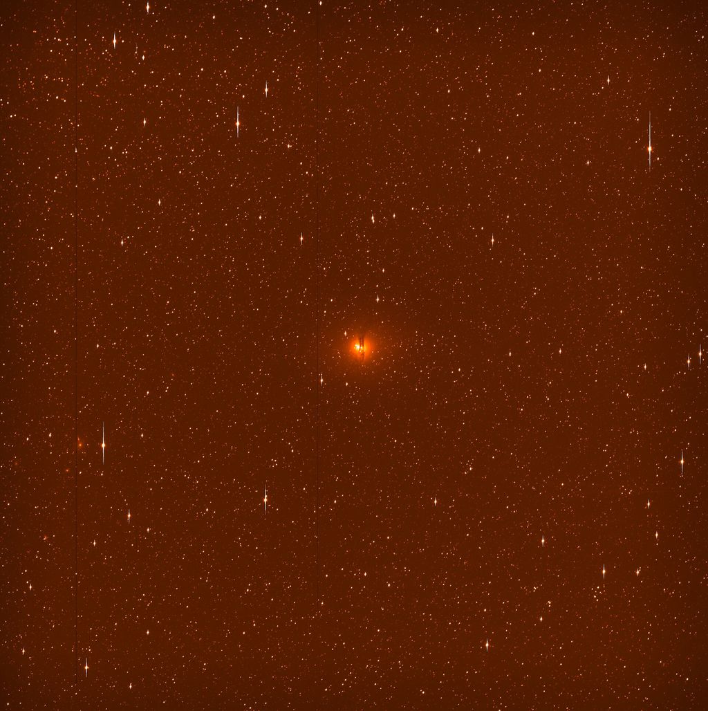 Imagem obtidade em um dos primeiros testes de luz do TBT2. As fontes de luz são estrelas ao fundo e a galáxia Centaurus A (NGC 5128) em destaque no meio (Imagem: Reprodução/ESA/ESO)