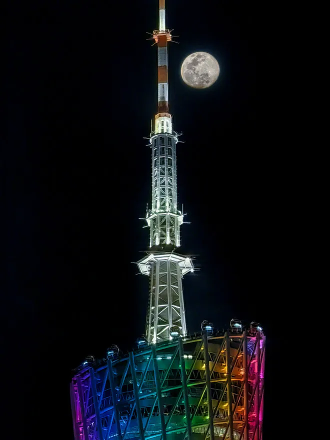 Foto mostra lua com exposição correta (Imagem: Weibo)