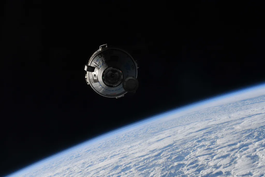 A nave Starliner chegando à ISS no mês passado, durante a missão OFT-2 (Imagem: Reprodução/Samantha Cristoforetti/ESA)