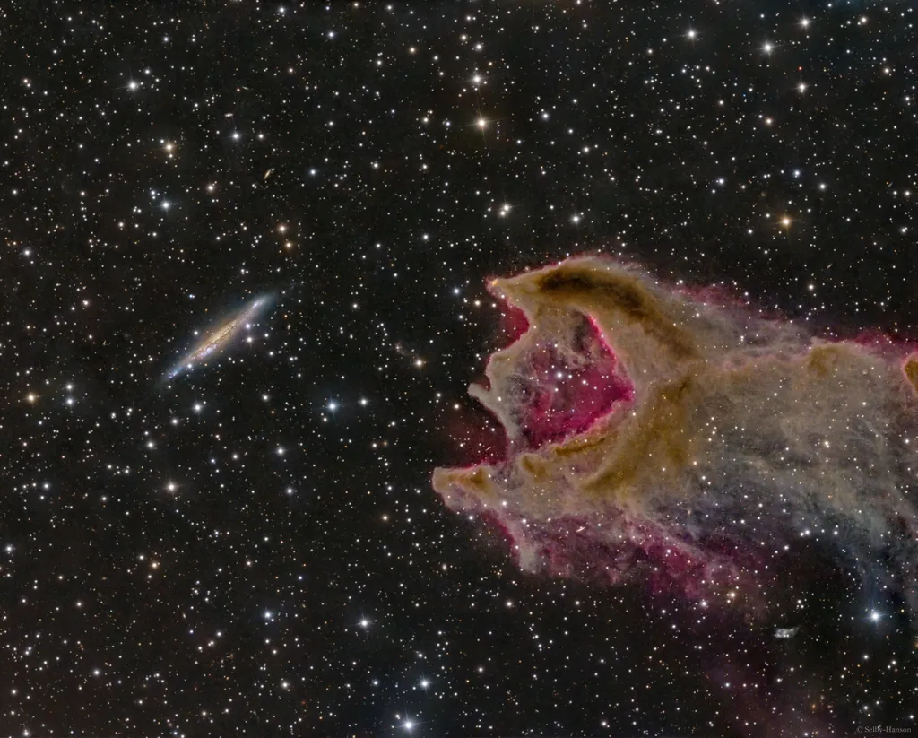 O "monstro" é uma nebulosa muito distante da galáxia à esquerda (Imagem: Reprodução/Mike Selby & Mark Hanson/APOD)