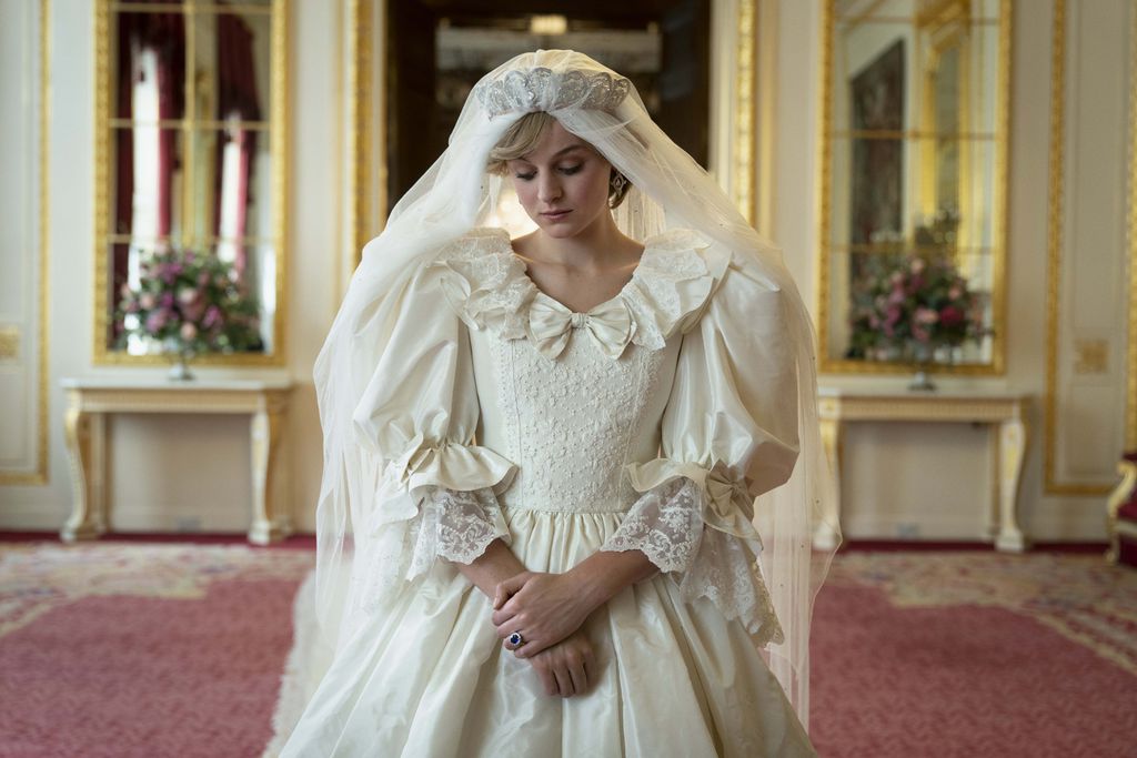 A réplica fiel do histórico vestido de casamento de Diana (Imagem: Divulgação / Netflix)
