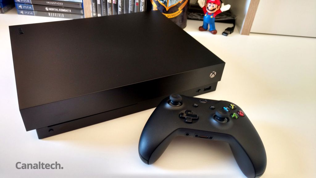 Xbox One X segue a linha visual de seus antecessores, mas se diferencia pela cor cinza escura fosca