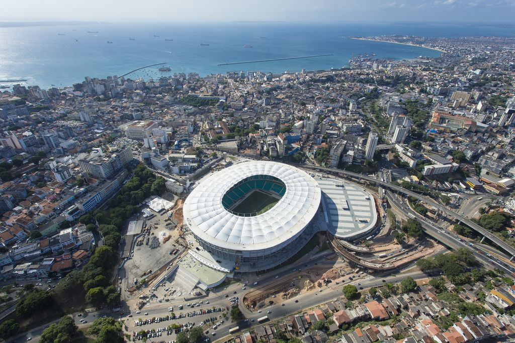 Estádio Arena Fonte Nova, em Salvador, coberto por lona resistente (Imagem: Reprodução/Governo do Brasil)