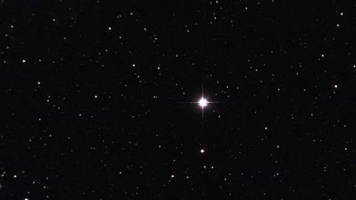 Estrela rara explode em nova pela 1ª vez em 15 anos — e dá para vê-la a olho nu