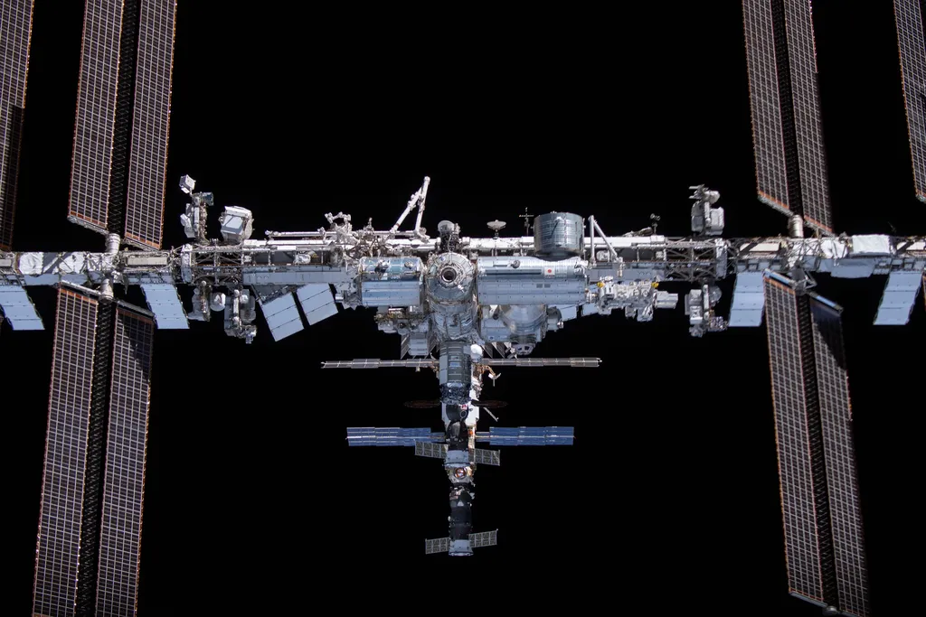Estação Espacial Internacional, fotografada pela tripulação da Crew-2 durante seu retorno à Terra. (Imagem> 