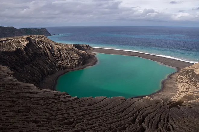Local onde a cratera submarina do vulcão Hunga Tonga–Hunga Ha'apai está localizada. A erupção destruiu a massa de terra que unia as duas ilhas que dão nome ao vulcão (Imagem: Damien Grouille/CC BY-SA 4.0)