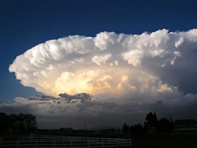 Uma típica nuvem de tempestade, a cúmulo-nimbo, na qual o granizo se forma (Imagem: Reprodução/Domínio Público)