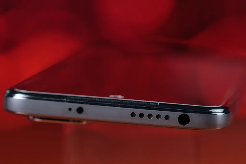 O Redmi Note 11 tem alto-falantes estéreo (Imagem: Ivo/Canaltech)