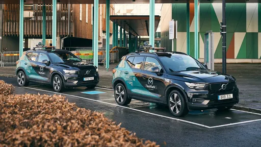 Volvo testa tecnologia de carregamento sem fio em táxis na Suécia
