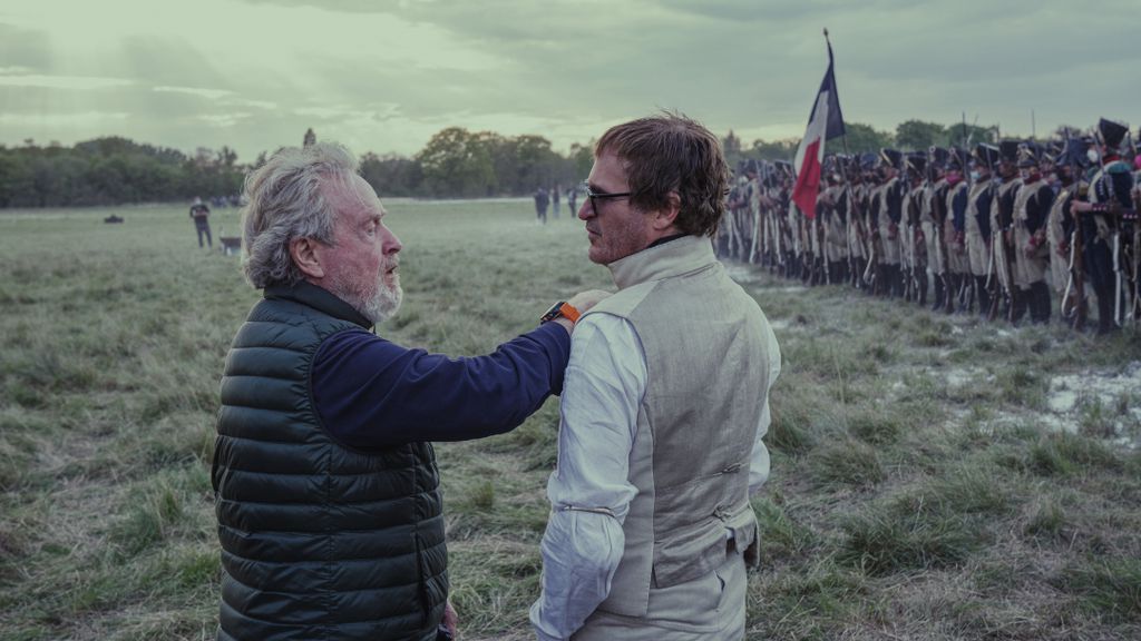 Ridley Scott e sua estrela no set de Napoleão (Imagem: Divulgação/Sony Pictures, Apple)