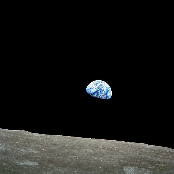Durante a Apollo 8, o astronauta William Anders tirou a foto chamada "Nascer da Terra", que ficou mundialmente famosa e foi escolhida pela revista Life como uma das cem fotografias do século XX (Foto: NASA / Anders)