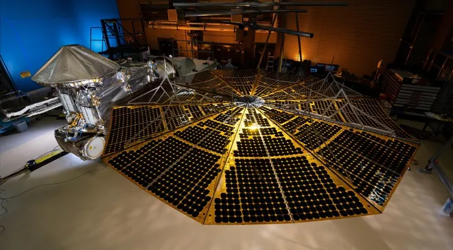 Um dos painéis solares da Lucy. Dois deles produzem energia elétrica para a espaçonave. (Imagem: NASA)