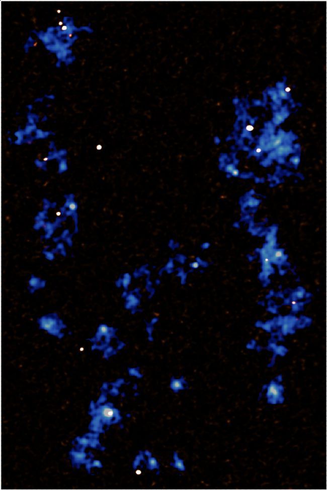 O mapa mostra filamentos de gás (azul) percorrendo de cima para baixo da imagem, conectando galáxias em um aglomerado a 12 bilhões de anos-luz. Os pontos brancos são galáxias ativas formadoras de estrelas, que estão sendo alimentadas pelos filamentos