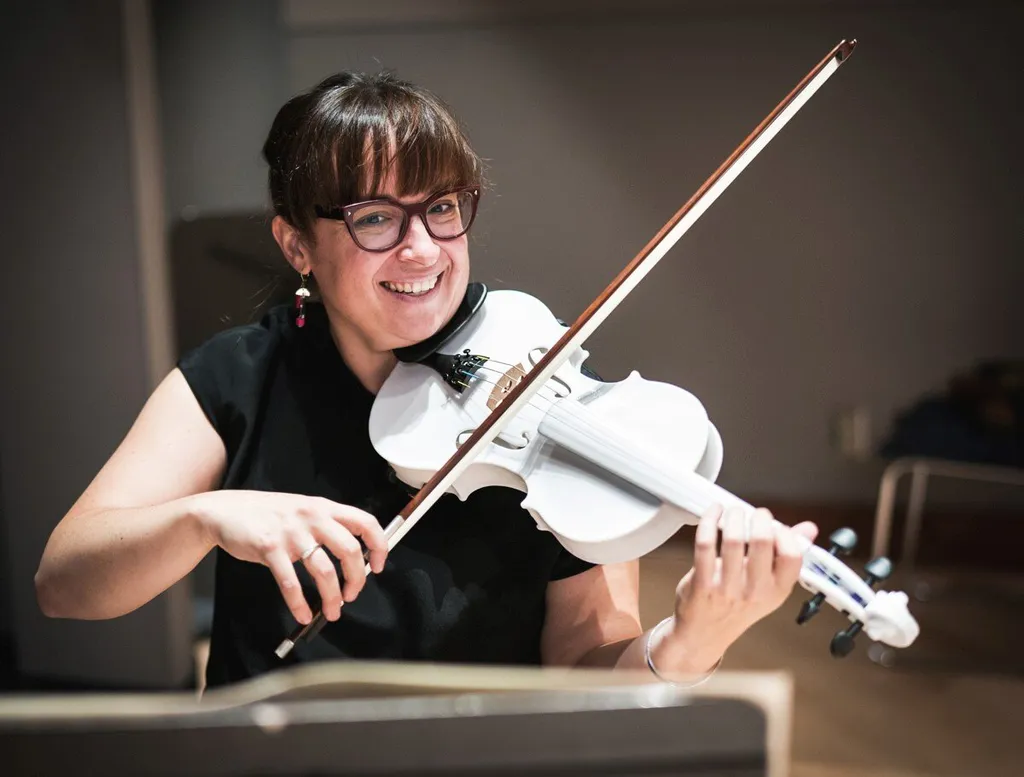 Mary-Elizabeth Brown e seu violino impresso em 3D (Imagem: Reprodução/Shawn Peters)