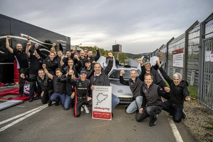 Mercedes AMG  voa  e quebra recorde de velocidade da Porsche em Nurburgring - 33