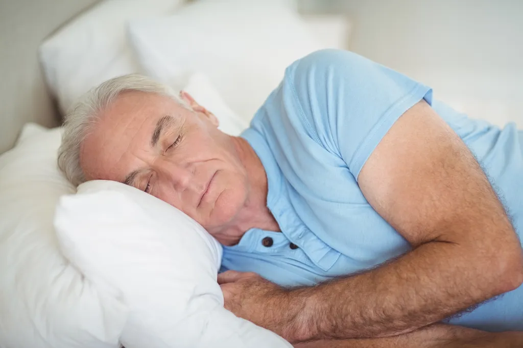 Aparentemente, quem dorme de lado está mais protegido contra esclerose lateral amiotrófica (Imagem: Wavebreakmedia/Envato) 