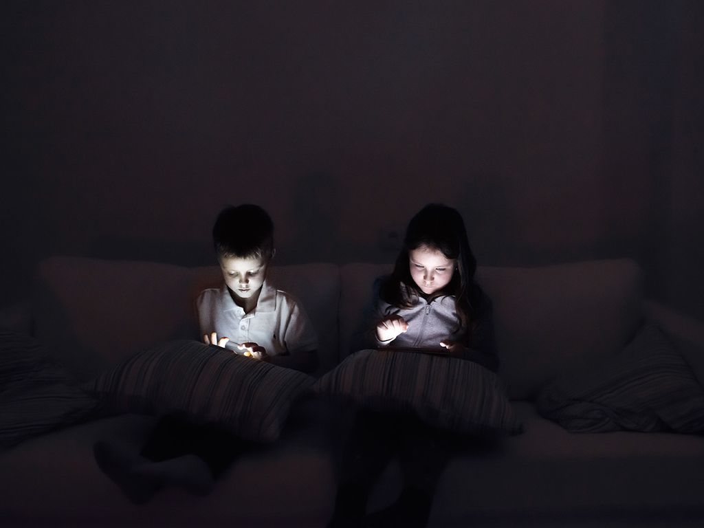 Se nos adultos o uso irregrado de dispositivos móveis causa transtornos, nas crianças e adolescentes esse vício é ainda mais devastador (Imagem: Colorado Parents)