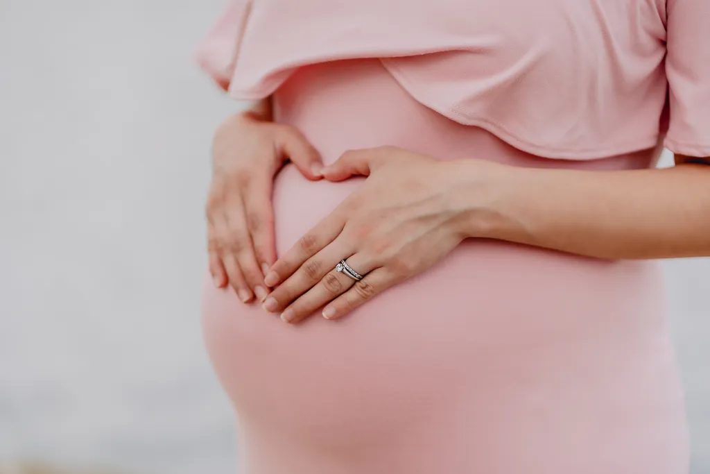 Estudo revela como a gravidez e o parto afetam o cérebro (Imagem: Juan Encalada/Unsplash)