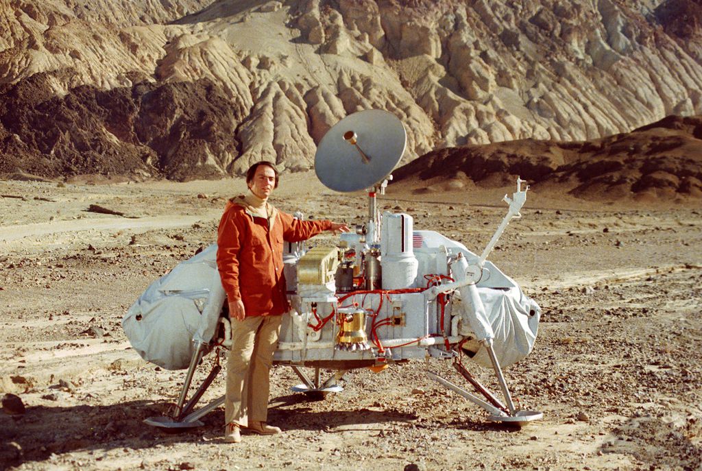 Sagan ao lado de um protótipo em tamanho real da sonda Viking (Foto: NASA)