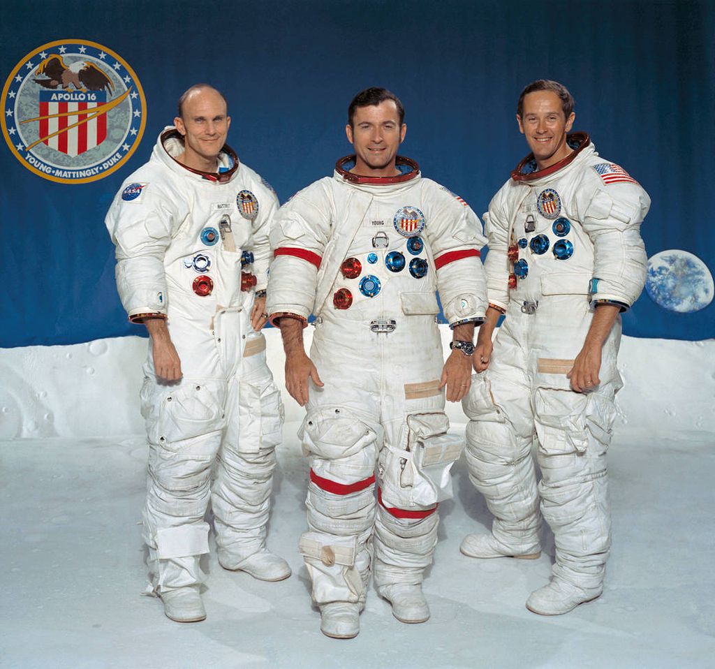 Da esquerda para a direita, Thomas K. Mattingly II (piloto do módulo de comando), John W. Young (comandante) e Charles M. Duke Jr (piloto do módulo lunar) (Imagem: Reprodução/NASA)