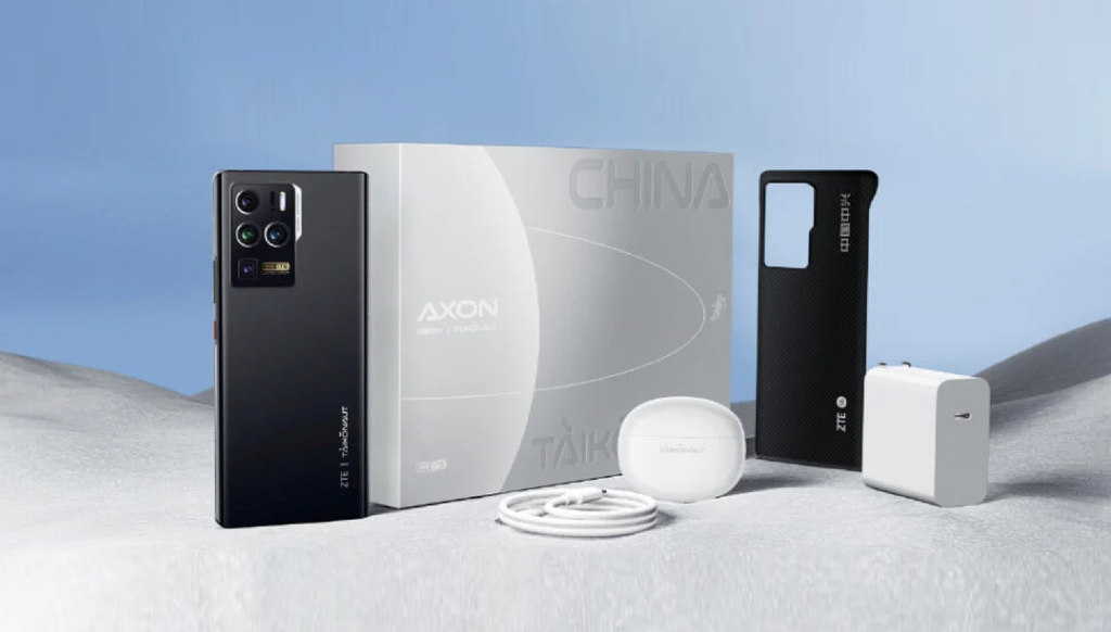 ZTE Axon 30 Ultra Aerospace Edition conta com caixa grande e carregador, capa e fone de ouvido sem fio inclusos (Imagem: Reprodução/ZTE)