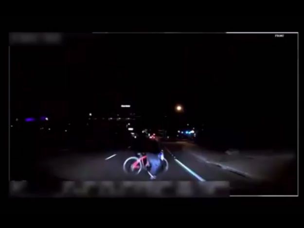 Acidente fatal com carro de direção autônoma da Uber matou uma pedestre nos EUA (Imagem: Reprodução / Twitter)