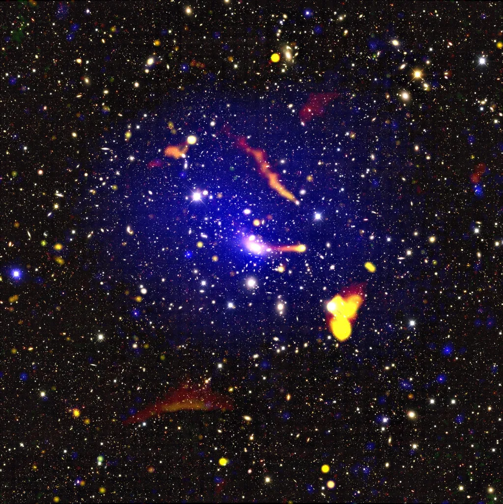 O aglomerado de galáxias Abell 3266, observado em todos os comprimentos de onda com diferentes instrumentos (Imagem: Reprodução/C. Riseley/ASKAP/ATCA/XMM-Newton/Dark Energy Survey)