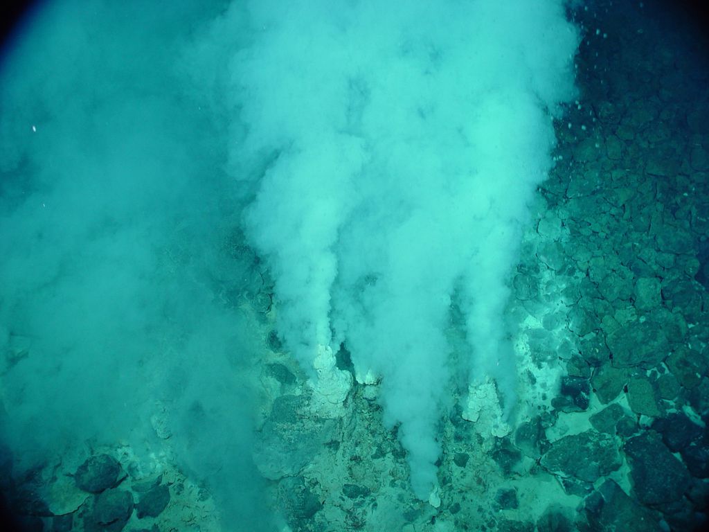 Fontes hidrotermais são comuns nas profundezas dos oceanos (Imagem: Reprodução/NOAA)