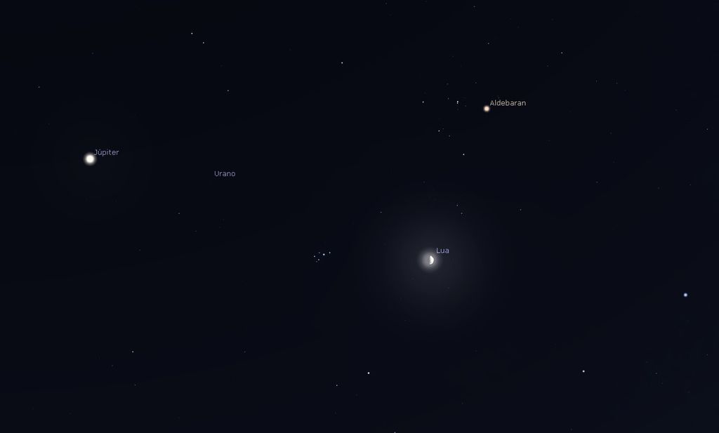 O céu do dia 6 de setembro terá a Lua em Quarto Minguante, com as Plêiades ao lado (o grupo de estrelas perto do centro da imagem), Aldebaran acima e Júpiter um pouco mais afastado. Urano não é visível a olho nu (Imagem: Captura de tela/Stellarium)
