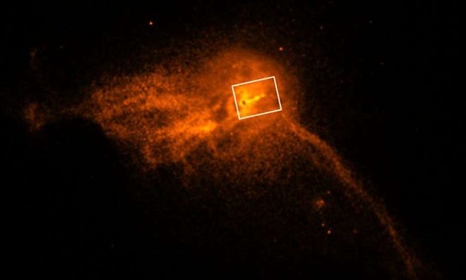 Visão ampla da galáxia M87; a caixa mostra a localização da imagem do jato emitido pelo buraco negro supermassivo (Imagem: NASA/CXC)