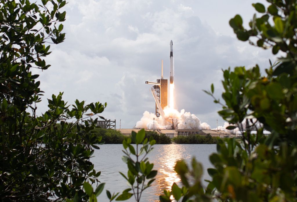 O foguete Falcon 9 decolando com a nave Crew Dragon no topo, carregando dois astronautas da NASA ali dentro (Foto: NASA)