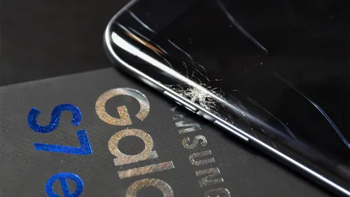 Conserto de tela de smartphone da Samsung pode passar dos R$ 1 mil