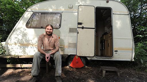 Homem de 36 anos é alérgico a tecnologia e vive isolado no meio da floresta